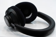 JLAB JBuds Open Wireless のイヤーパッドへの装着例